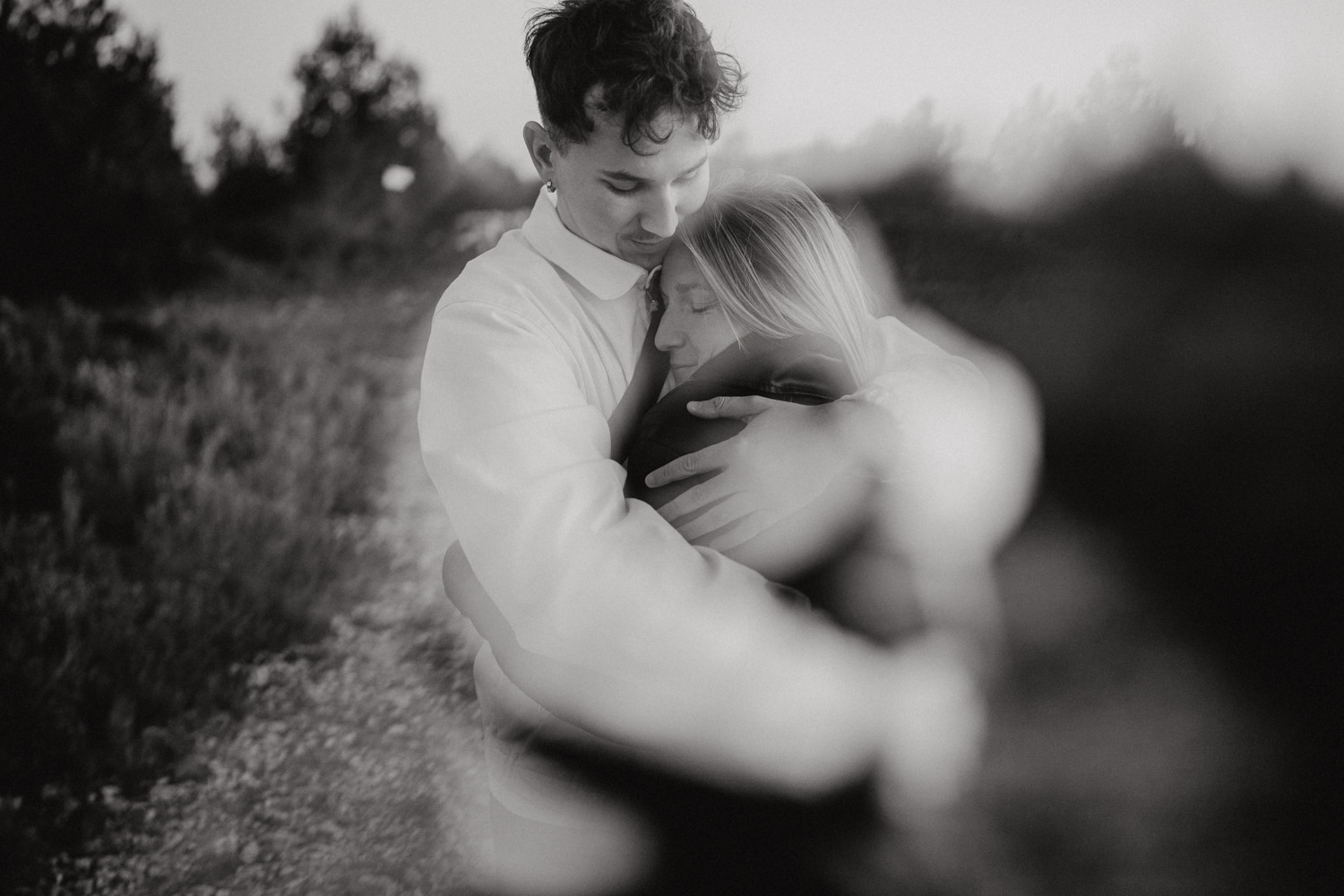 photographe-couple-aix-en-provence-couple-amoureux photo de couple en noir et blanc à aix en provence