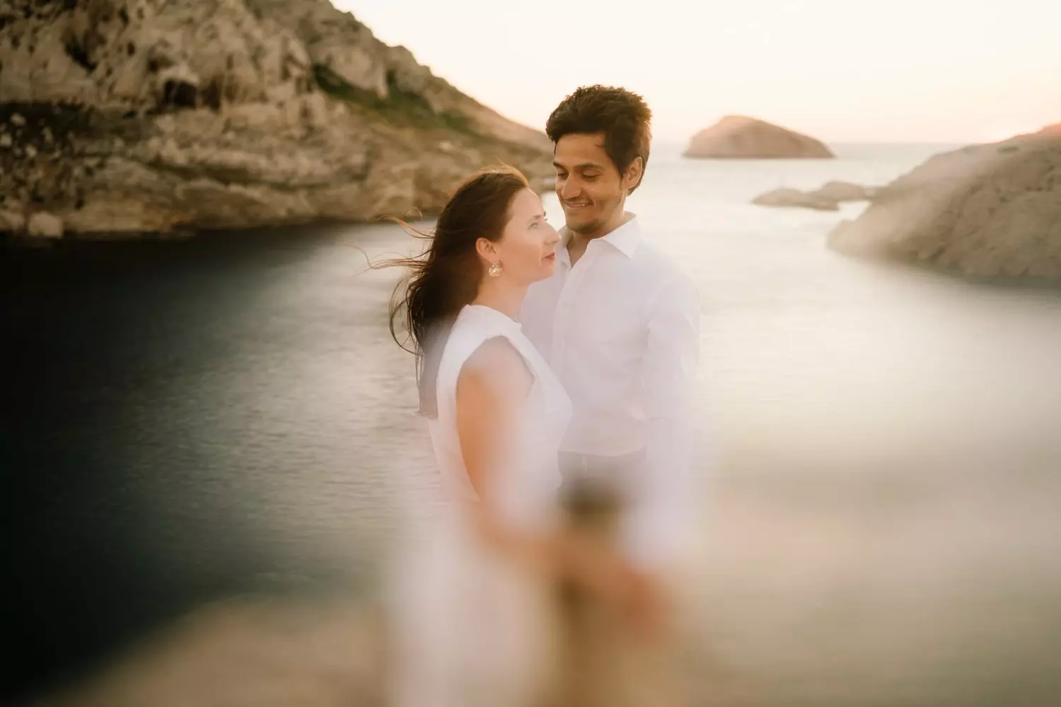 photographe-couple-aix-en-provence-doux-lumineux seance photo couple à aix en provence proche de la mer