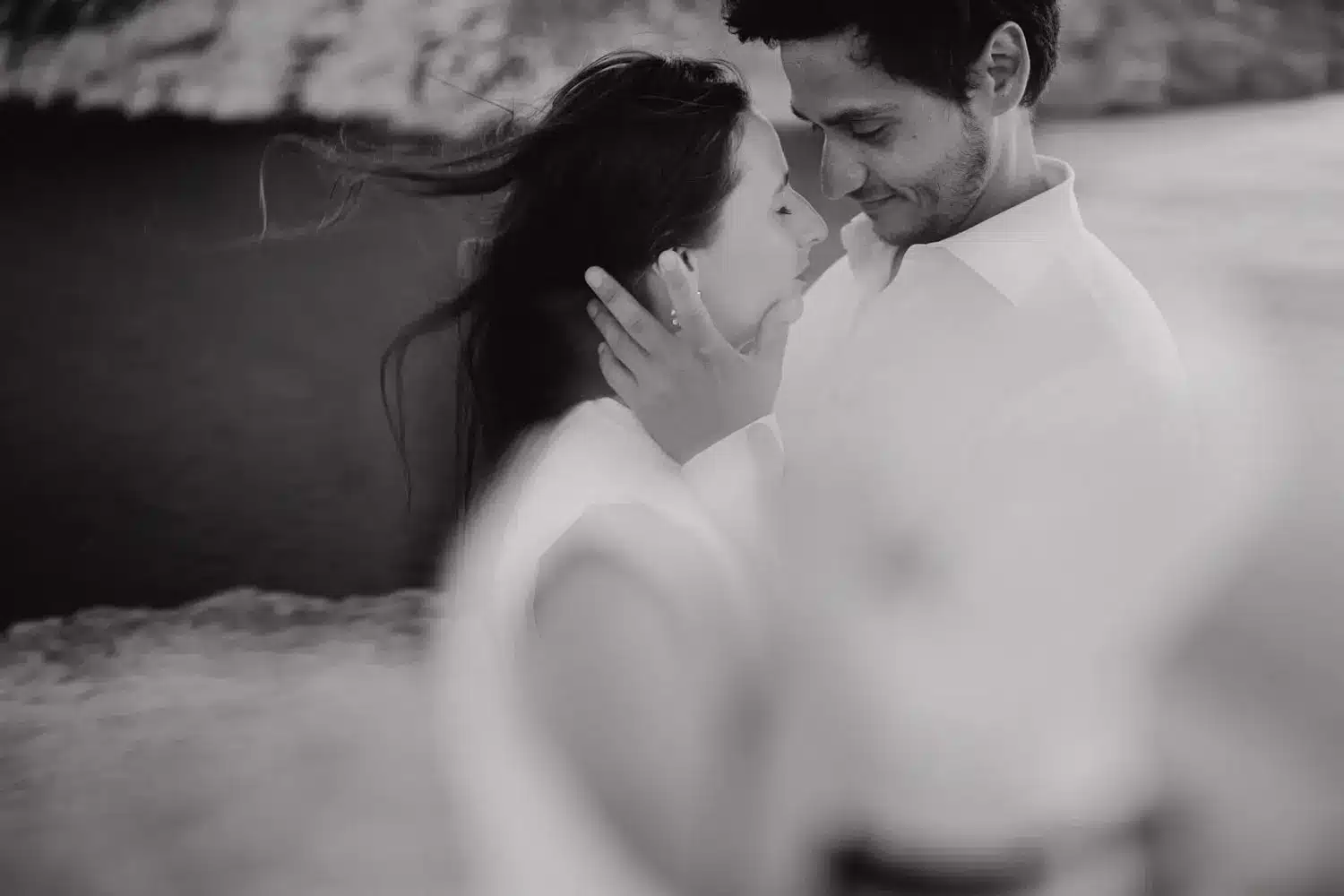 photographe-couple-aix-en-provence-photo-naturel-13 photo de couple amoureux à aix en provence en noir et blanc