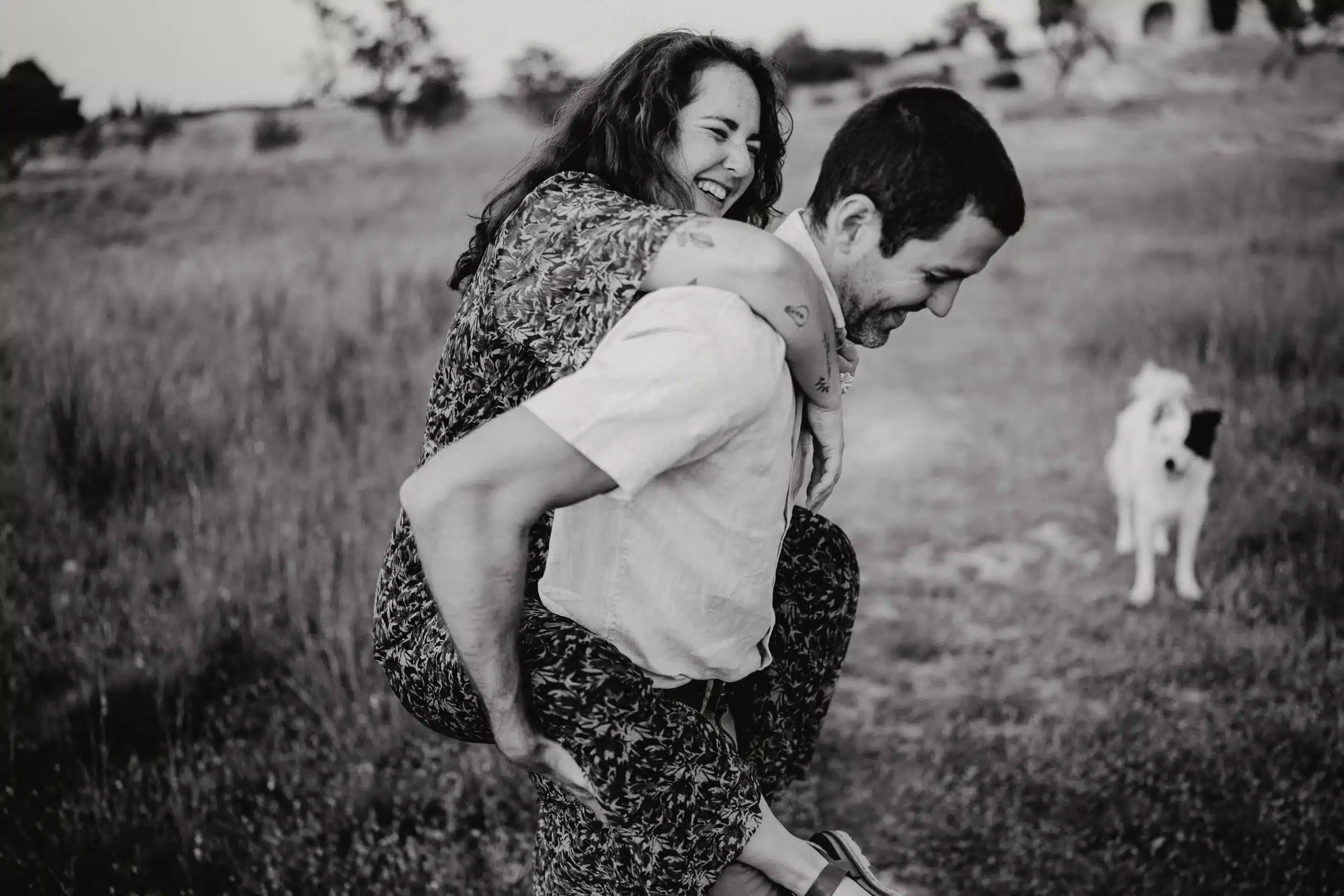 photographe-couple-aix-en-provence-provence-13 photo de couple en noir et blanc lors d'un shooting photo à Aix en Provence