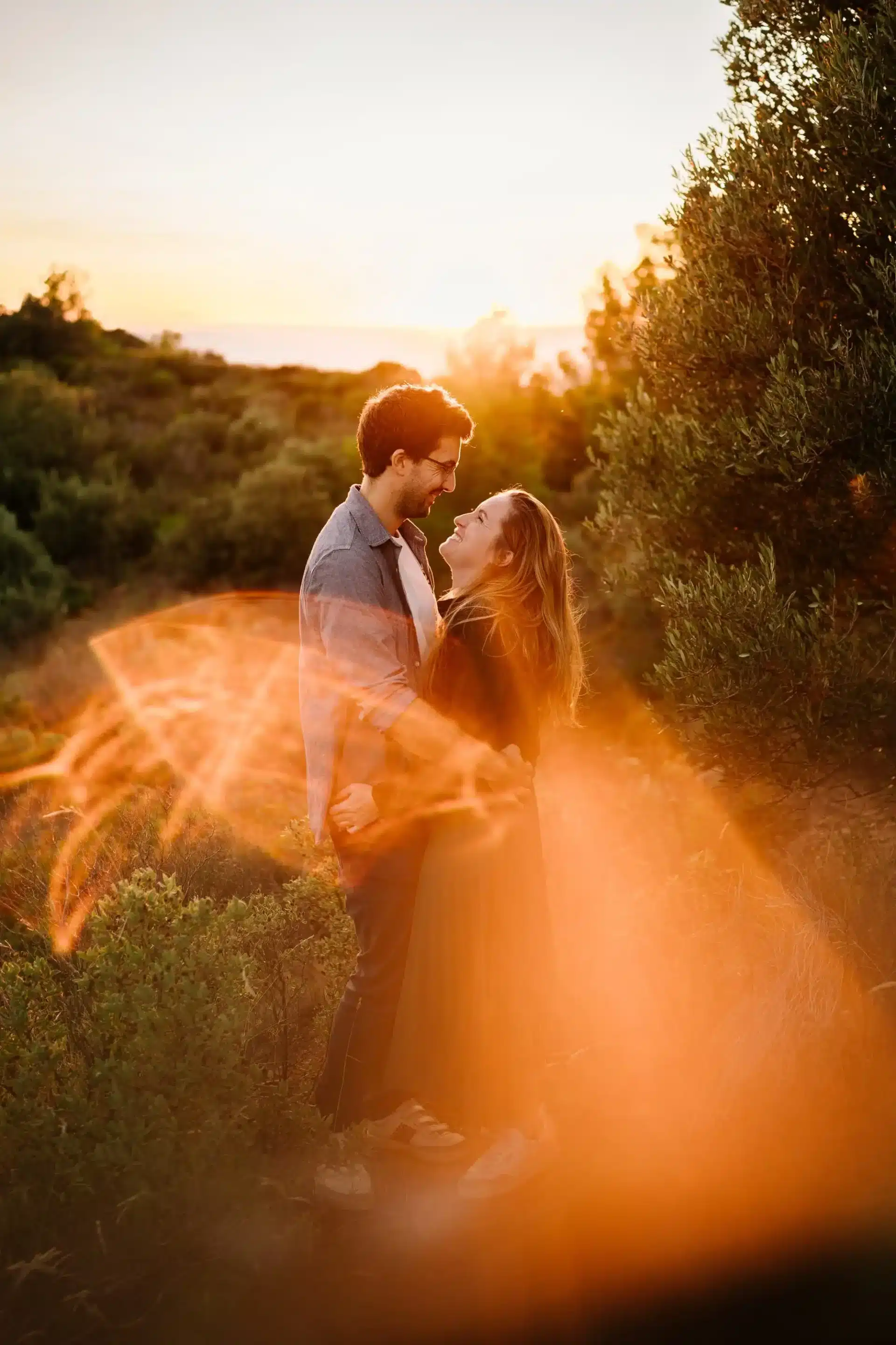 photographe-couple-aix-en-provence-seance-engagement-fiancailles-13 seance photo couple à aix en provence au coucher de soleil