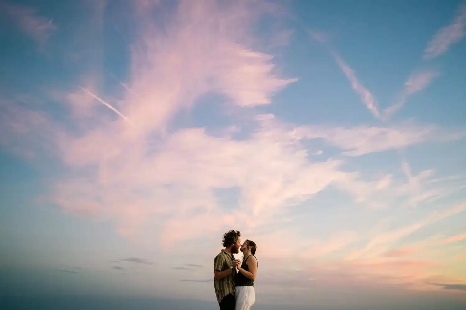 photographe-couple-aix-en-provence-seance-photo photo de couple au coucher de soleil avec un ciel incroyable à aix en provence