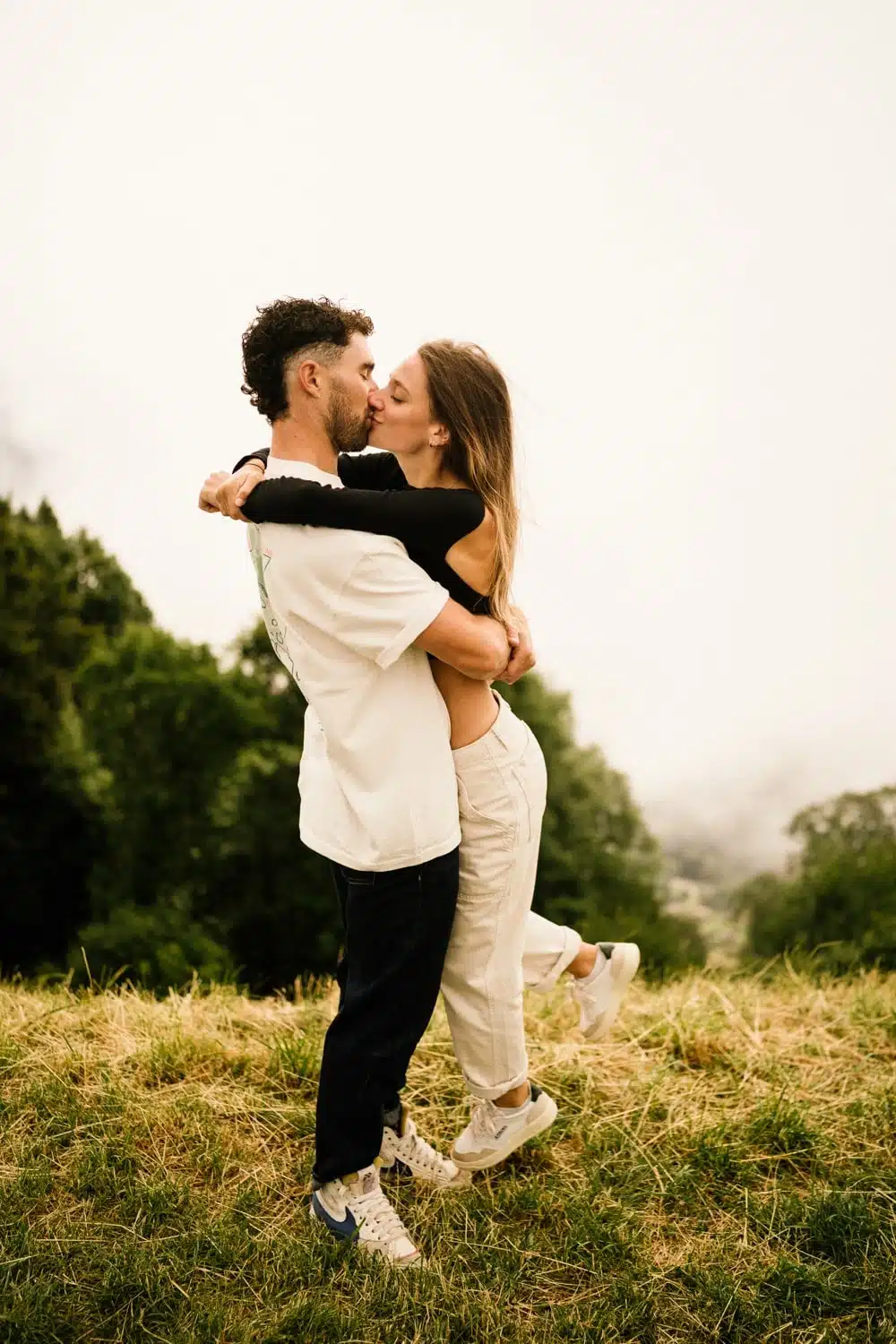 photographe de couple à Marseille shooting photo couple fun et naturel